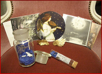 みとせのりこ氏のソロとキルシェのCD二枚の他に、みとせのりこ氏が好きで長年集めた貴重な品を
プレゼント！